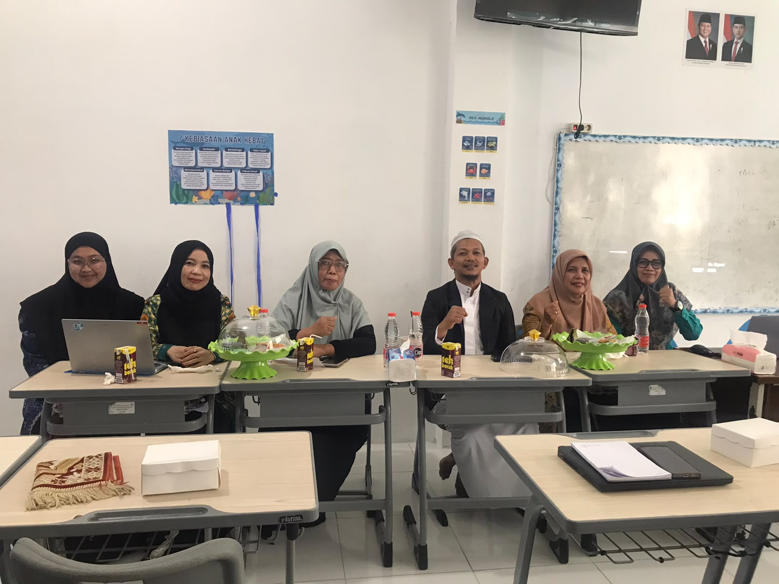 PELATIHAN KELOMPOK KERJA GURU (KKG) SEBAGAI UPAYA MENINGKATKAN KOMPETENSI DAN PROFESIONALISME GURU